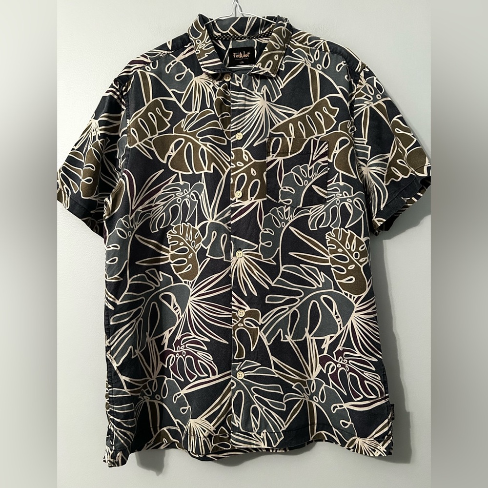 Men’s size L short sleeve shirt.